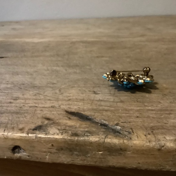 Faux turquoise and crystal pin brooch💥SALE - Picture 5 of 6